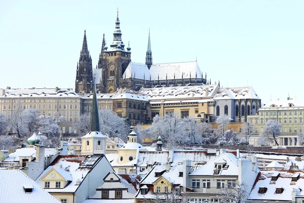 Romantik karlı Prag Gotik Castle yukarıda Nehri Vltava, Çek Cumhuriyeti — Stok fotoğraf