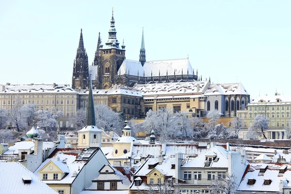 Romantyczny snowy Praga gotycki zamek nad rzeką Wełtawą, Republika Czeska — Zdjęcie stockowe