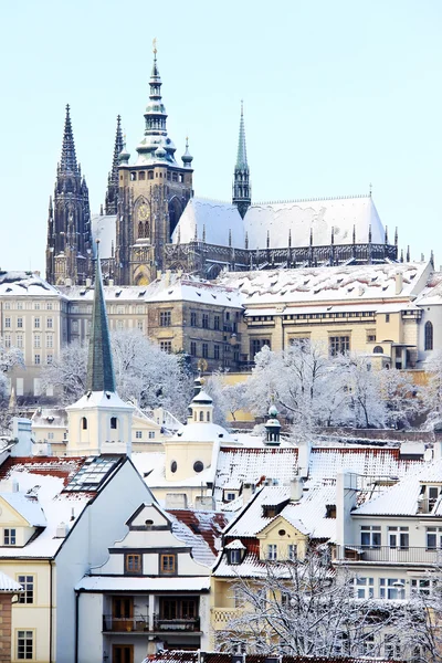 Romantik karlı Prag Gotik Castle yukarıda Nehri Vltava, Çek Cumhuriyeti