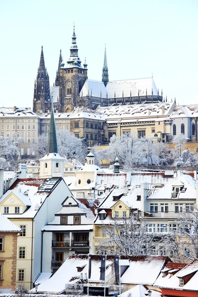 Romantyczny snowy Praga gotycki zamek nad rzeką Wełtawą, Republika Czeska — Zdjęcie stockowe