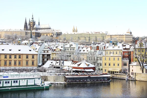 浪漫雪布拉格哥特式城堡上面河伏尔塔瓦河，捷克共和国 — 图库照片