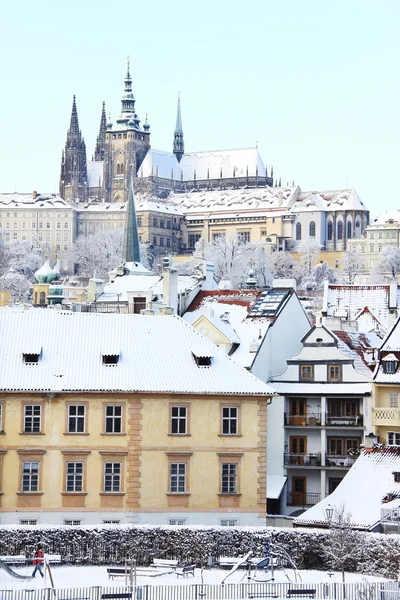 Romantyczny snowy Praga gotycki zamek nad rzeką Wełtawą, Republika Czeska — Zdjęcie stockowe