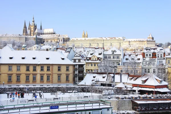Romantische besneeuwde Praag gotische burcht boven de rivier Vltava, Tsjechië — Stockfoto