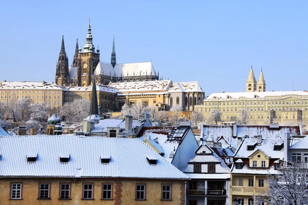 Romantyczny snowy Praga gotycki zamek nad rzeką Wełtawą, Republika Czeska — Zdjęcie stockowe