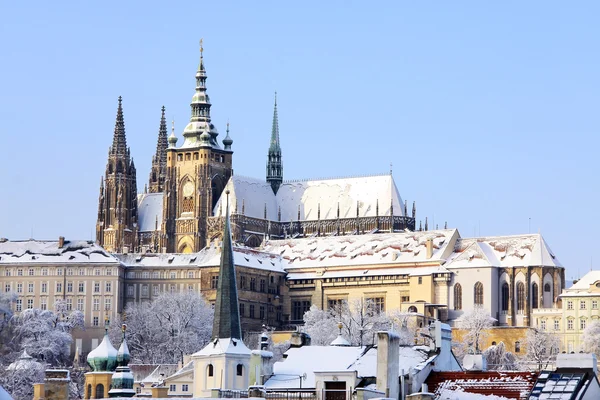 Château gothique romantique enneigé de Prague au-dessus de la rivière Vltava, République tchèque — Photo