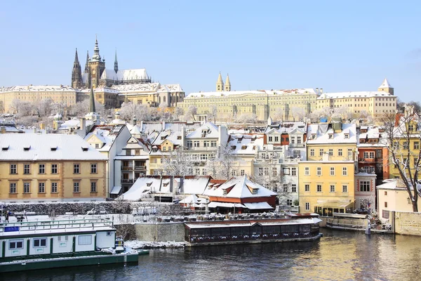 Romantyczny snowy Praga gotycki zamek nad rzeką Wełtawą, Republika Czeska — Zdjęcie stockowe