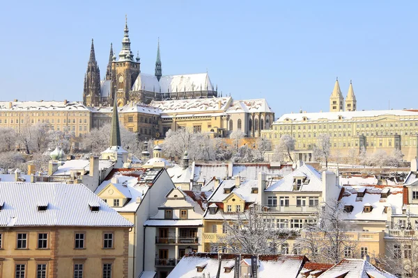 Romantik karlı Prag Gotik Castle yukarıda Nehri Vltava, Çek Cumhuriyeti — Stok fotoğraf