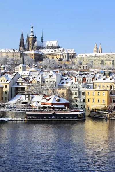 Romantische besneeuwde Praag gotische burcht boven de rivier Vltava, Tsjechië — Stockfoto