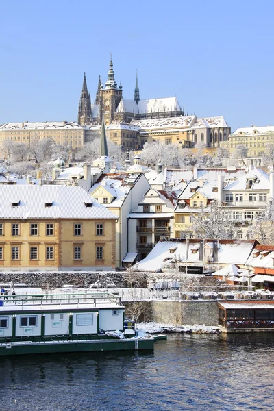 Romantyczny snowy Praga gotycki zamek nad rzeką Wełtawą, Republika Czeska — Zdjęcie stockowe
