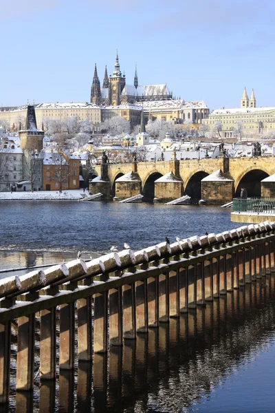 Castillo gótico de Praga nevado con puente de Carlos, República Checa —  Fotos de Stock