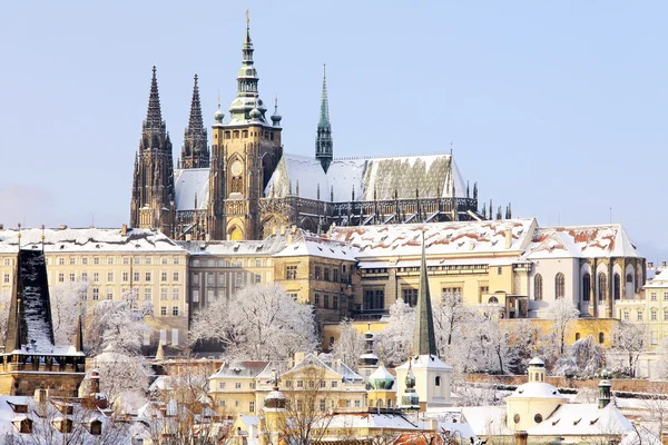 Romántico nevado Castillo gótico de Praga sobre el río Moldava, República Checa — Foto de Stock