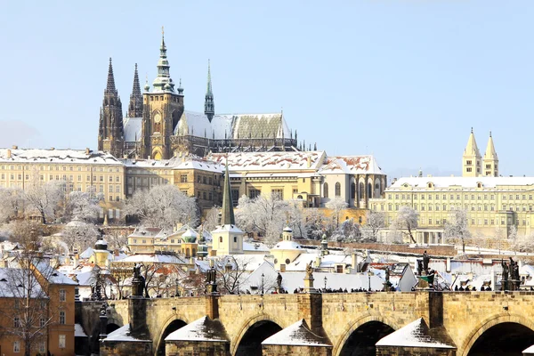 Romantyczny snowy Praga gotycki zamek nad rzeką Wełtawą, Republika Czeska — Zdjęcie stockowe