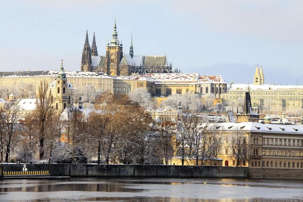 Romantyczny snowy Praga gotycki zamek nad rzeką Wełtawą, Republika Czeska — Zdjęcie stockowe