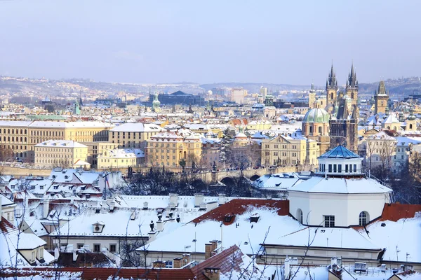 Pohled na romantické zasněžené město Praha, Česká republika — Stock fotografie