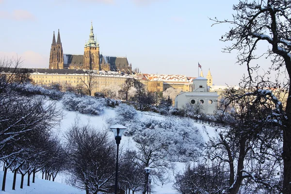 Romantické zasněžené Praze gotický hrad nad řekou Vltavou, Česká republika — Stock fotografie