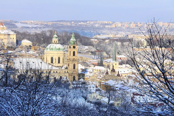 Romantik karlı Prag ile Aziz Nicholas Katedrali, Çek Cumhuriyeti