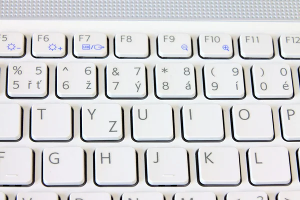 Detalhe do computador portátil branco da placa chave — Fotografia de Stock