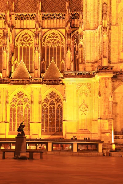 Colorido gótico Catedral de São Vito no Castelo de Praga na noite, República Tcheca — Fotografia de Stock