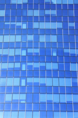 Mavi gökyüzü üzerinde modern binanın detay