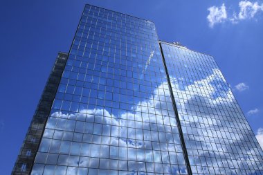 Mavi gökyüzü üzerinde modern binanın detay