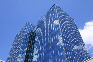 Mavi gökyüzü üzerinde modern binanın detay