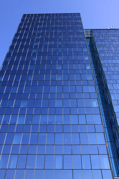 Détail du bâtiment moderne sur le ciel bleu — Photo