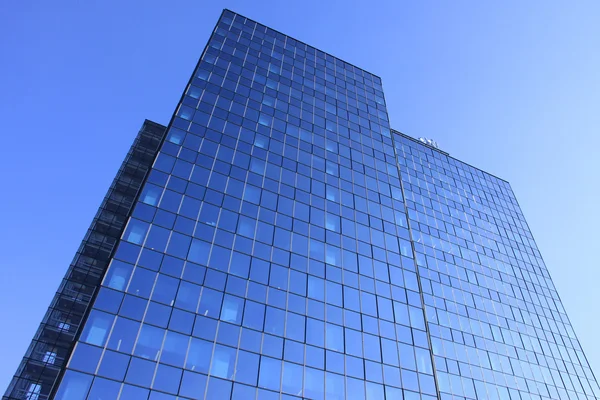 Détail du bâtiment moderne sur le ciel bleu — Photo