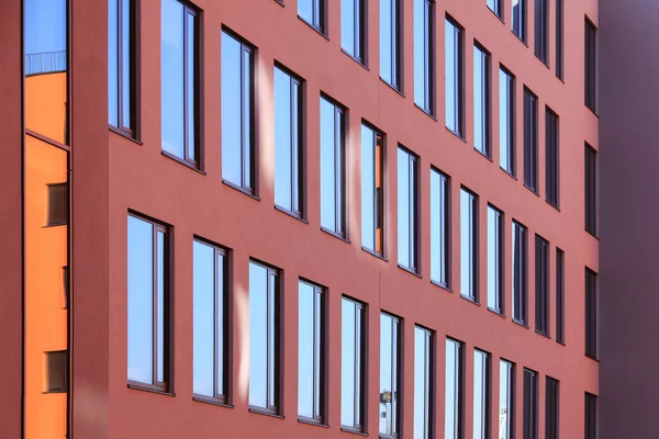 Detalhe do edifício moderno no céu azul — Fotografia de Stock