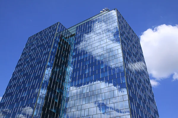 青い空に近代的な建物の詳細 — ストック写真