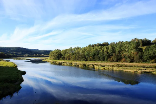 Niebieskie jezioro Lipno z letnich gór Szumawa w południowych Czechach — Zdjęcie stockowe