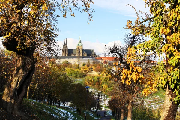 První sníh v městě Praha, Česká republika — Stock fotografie