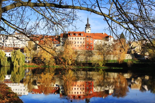 Herfst middeleeuwse stad Pisek boven de rivier de Otava, Tsjechië — Stockfoto