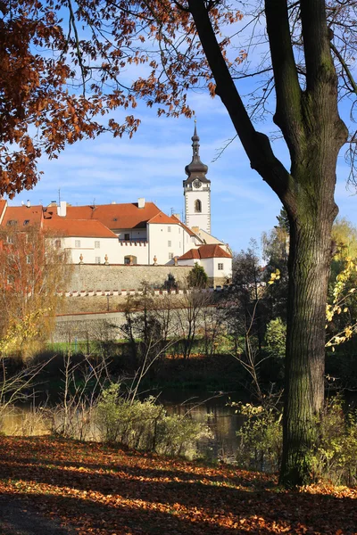 Őszi középkori város Pisek felett a folyó Otava, Cseh Köztársaság — Stock Fotó