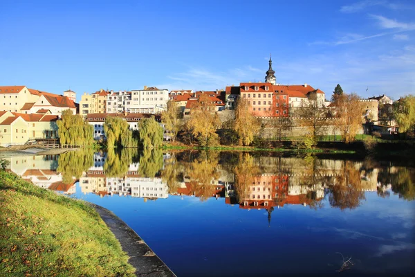 Herfst middeleeuwse stad Pisek boven de rivier de Otava, Tsjechië — Stockfoto