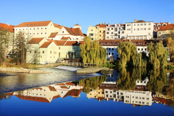 Höstens medeltida staden Písek ovanför floden Otava, Tjeckien — Stockfoto