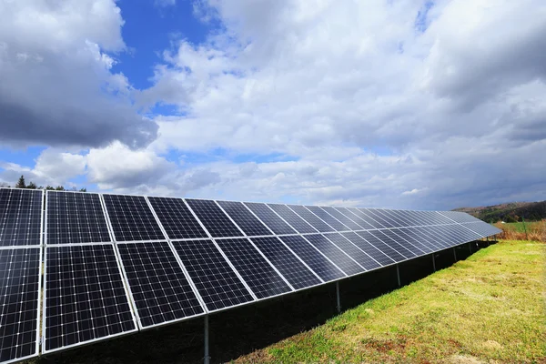 Dettaglio della centrale solare sul prato — Foto Stock