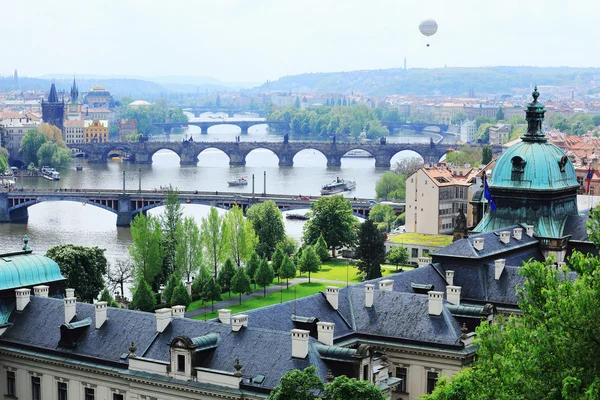 Primavera Praga e suas pontes, República Checa — Fotografia de Stock