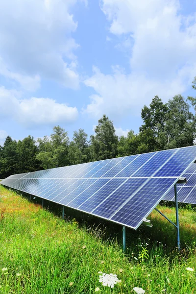 Solar Power Station çayır üzerinde detay — Stok fotoğraf