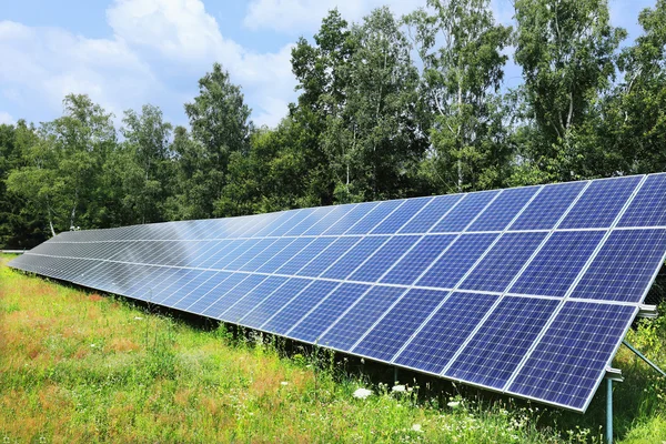 Solar Power Station çayır üzerinde detay — Stok fotoğraf