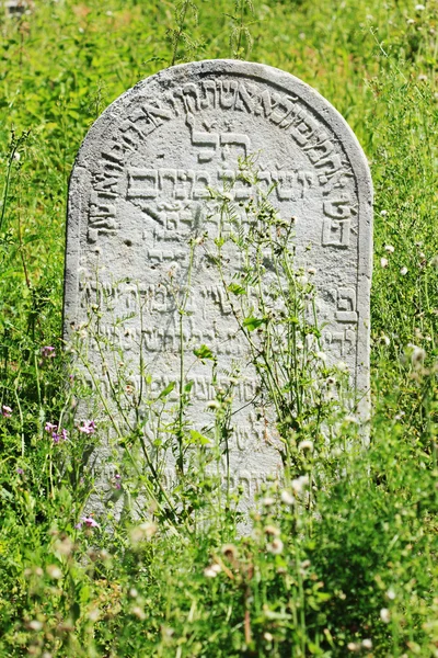 Tumbstone on the old village Jewish Cemetery, República Checa — Foto de Stock