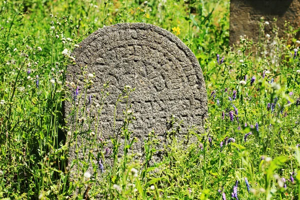 Tombstone na antiga aldeia Cemitério Judaico, República Checa — Fotografia de Stock