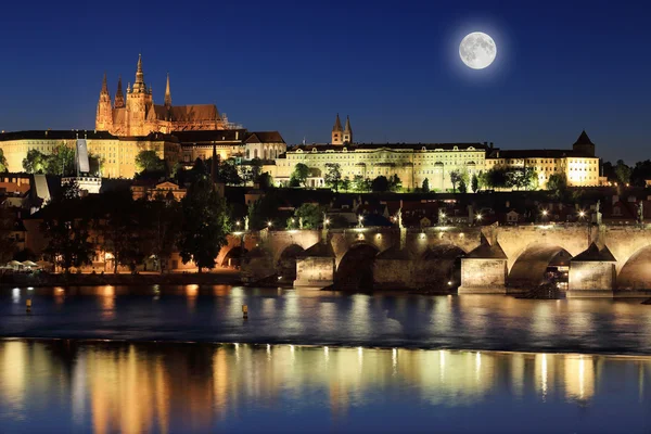 月、チェコ共和国とヴルタヴァ川上泊プラハ ゴシック様式城 — ストック写真