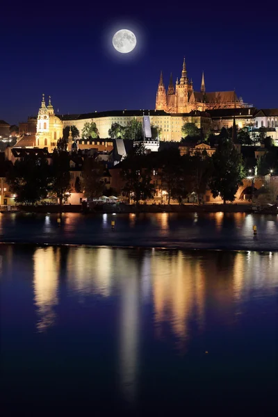 Noite Praga Castelo gótico acima do rio Vltava com a Lua, República Checa — Fotografia de Stock