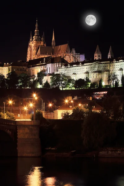 Nacht Praag gotische burcht boven de rivier Vltava met de maan, Tsjechië — Stockfoto