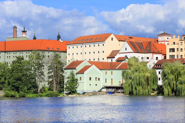 Färgstarka medeltida staden Písek ovanför floden Otava, Tjeckien — Stockfoto