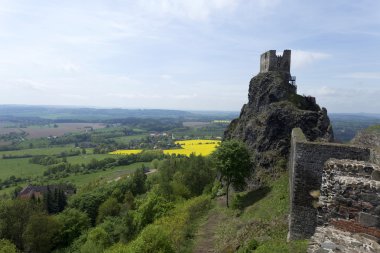 Bahar manzara ile kale Trosky bohem cennette