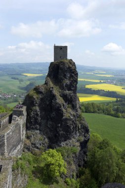 Bahar manzara ile kale Trosky bohem cennette