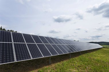 Yeşil çayır üzerinde Solar Power Station