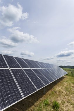 Yeşil çayır üzerinde Solar Power Station