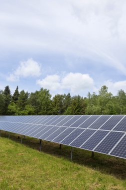Yeşil çayır üzerinde Solar Power Station